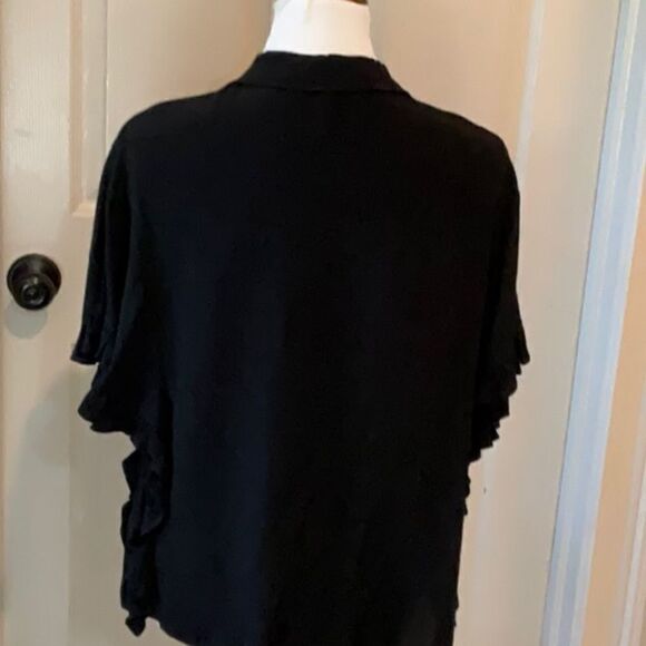NWT Annabelle Shirt size M. But on front with ruffles - Picture 2 of 7